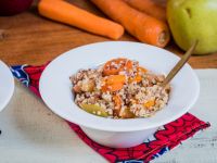 Porridge dolce di quinoa con carote, mele e cannella